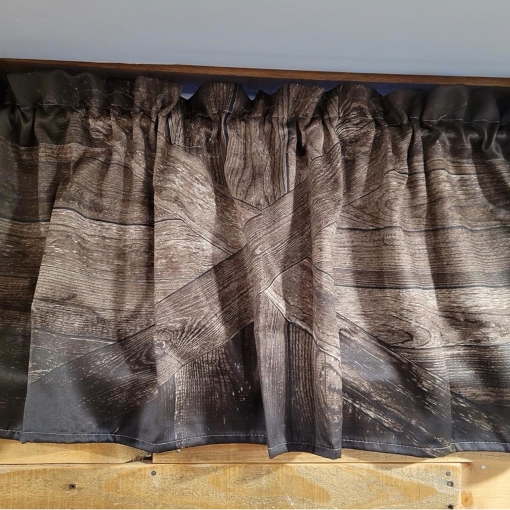 ⭐️ 3/$20 NWT Rustic Wood Print Valance